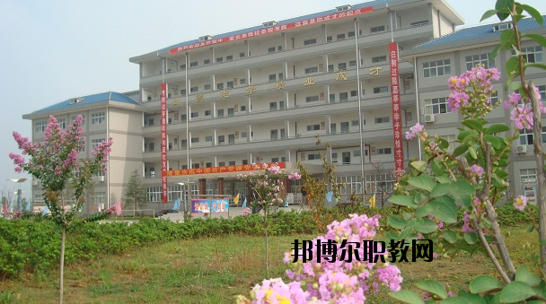 鄂州經(jīng)貿(mào)學(xué)校2020年報名條件、招生要求、招生對象