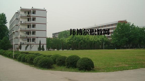 四川省工業(yè)貿(mào)易學(xué)校2020年報名條件、招生要求、招生對象