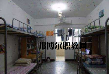不同的同學(xué)對(duì)學(xué)校的宿舍期待是不一樣的。有的同學(xué)希望宿舍有空調(diào)，有的同學(xué)認(rèn)為這并不重要。有的同學(xué)希望寢室有書(shū)桌等供自己學(xué)習(xí)的條件，而有的同學(xué)則認(rèn)為寢室只是用來(lái)休息的。一千個(gè)人的眼中有一千個(gè)哈姆雷特，在對(duì)一件事情進(jìn)行考評(píng)的時(shí)候，同學(xué)們可以結(jié)合自己的實(shí)際需要來(lái)看，而非人云亦云。  定南中等專(zhuān)業(yè)學(xué)校宿舍條件 學(xué)校宿舍算是比較不錯(cuò)的了，生活設(shè)施齊全，可以滿(mǎn)足同學(xué)們的大部分需求，配有衛(wèi)生間、空調(diào)、熱水等設(shè)施，通風(fēng)、采光條件也較好。  定南中等專(zhuān)業(yè)學(xué)校辦學(xué)條件 定南中等專(zhuān)業(yè)學(xué)校地處贛粵門(mén)戶(hù)——定南，建辦于1958年，占地面積135畝，校舍建筑面積2.5萬(wàn)平方米，辦學(xué)規(guī)模可容納近2000人使用。學(xué)校師資力量雄厚，擁有高級(jí)職稱(chēng)以上教師若干人。  定南中等專(zhuān)業(yè)學(xué)校概況 定南中專(zhuān)是我縣唯一一所培養(yǎng)技能型人才的中等專(zhuān)業(yè)學(xué)校，現(xiàn)開(kāi)設(shè)了學(xué)前教育、電子技術(shù)應(yīng)用、模具制造技術(shù)、汽車(chē)運(yùn)用與維修、“三校生”高考、旅游服務(wù)與管理等六大特色專(zhuān)業(yè)。學(xué)校各專(zhuān)業(yè)設(shè)備先進(jìn)，現(xiàn)有現(xiàn)代化汽車(chē)二級(jí)維護(hù)、幼兒情境模擬、電子電拖、模具制造、程序控制等29間實(shí)訓(xùn)教室，擁有紙質(zhì)藏書(shū)近10萬(wàn)冊(cè)，電子藏書(shū)超過(guò)20萬(wàn)冊(cè)，所有教室裝備了錄播一體、信息化教學(xué)設(shè)備，實(shí)現(xiàn)了校園智慧化管理。  小編總結(jié) 看過(guò)學(xué)校的宿舍條件以后，不知道大家覺(jué)得定南中等專(zhuān)業(yè)學(xué)校的宿舍是否滿(mǎn)足了自己的預(yù)期呢?我們可以了解到，這所學(xué)校的宿舍算是比較不錯(cuò)的了，生活設(shè)施齊全，可以滿(mǎn)足同學(xué)們的大部分需求，配有衛(wèi)生間、空調(diào)、熱水等設(shè)施，通風(fēng)、采光條件也較好。