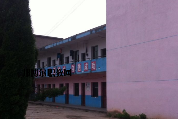 不同的同學(xué)對于學(xué)校宿舍的要求也是不一樣的。有的同學(xué)認(rèn)為學(xué)校宿舍休息的條件就可以了，而有的同學(xué)則希望學(xué)校宿舍還有可以學(xué)習(xí)的條件，這樣自己以后如果有沒有完成的學(xué)習(xí)任務(wù)還可以在宿舍繼續(xù)完成。當(dāng)學(xué)校的宿舍條件滿足同學(xué)們的預(yù)期的時(shí)候，這所學(xué)校被選擇的幾率也會(huì)大大提高。  上饒中等職業(yè)學(xué)校宿舍條件 學(xué)校宿舍寬敞明亮，配有衛(wèi)生間、空調(diào)、書桌、柜子、熱水等等設(shè)施，條件較好。  上饒中等職業(yè)學(xué)校辦學(xué)條件 1、學(xué)校坐落在上饒市近郊皂頭鎮(zhèn)，擁有自建的獨(dú)立校園，校區(qū)占地面積60余畝，建筑面積24100平方米，環(huán)境幽雅，交通便利，各類設(shè)施齊全，公寓式宿舍并配有空調(diào)，是莘莘學(xué)子理想的求學(xué)深造之地。  2、教學(xué)儀器設(shè)備總值380多萬，圖書2萬余冊，現(xiàn)代教育教學(xué)設(shè)施完備，建有計(jì)算機(jī)房、語音室、形體房、電子實(shí)訓(xùn)室、多媒體教室、大禮堂、電子閱覽室、琴房和教育實(shí)習(xí)基地等各類教學(xué)場所。  3、現(xiàn)有全日制教學(xué)班級15多個(gè)，在校學(xué)生600多人。  上饒中等職業(yè)學(xué)校獲得成就 學(xué)校辦學(xué)十五年來，先后培養(yǎng)了八千多名合格的畢業(yè)生，從我校走出的畢業(yè)生一大批都已成為企業(yè)的技術(shù)骨干和管理人員，學(xué)校先后被省教育廳授予“江西省示范中等職業(yè)學(xué)校”“江西省中等職業(yè)學(xué)校先進(jìn)單位”上饒市政府授予“全市先進(jìn)學(xué)校”上饒市教育局授予“上饒市重點(diǎn)職業(yè)學(xué)校”等榮譽(yù)稱號。  小編總結(jié) 我們可以看到學(xué)校的宿舍寬敞明亮，配有衛(wèi)生間、空調(diào)、書桌、柜子、熱水等等設(shè)施，條件較好，無論同學(xué)們是在寢室學(xué)習(xí)還是休息都是很方便的?？催^上饒中等職業(yè)學(xué)校的宿舍條件以后，小伙伴們覺得學(xué)校的宿舍怎么樣呢?