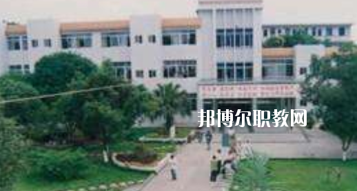 柳州市衛(wèi)生學(xué)校2020年報(bào)名條件、招生要求、招生對象 