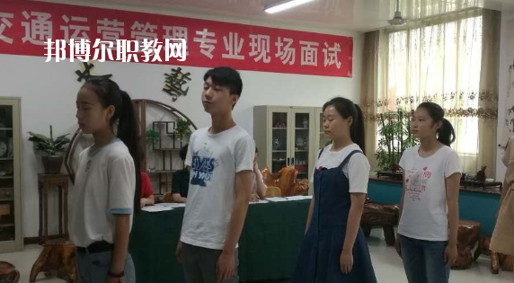 問：蘭州紅古區(qū)職教中心怎么樣、好不好?  答：紅古區(qū)職業(yè)教育中心是一所以培養(yǎng)實(shí)用技術(shù)人才為特點(diǎn)的公辦學(xué)校，地處蘭州市紅古區(qū)政府所在地海石灣。中心始終堅(jiān)持以服務(wù)為宗旨，以就業(yè)為導(dǎo)向的辦學(xué)方針，面向市場開辦專業(yè)。學(xué)校擁有設(shè)施先進(jìn)、配備精良的汽修、鉗工、電子、鋼琴、舞蹈、美術(shù)、計(jì)算機(jī)等實(shí)訓(xùn)室。近年來學(xué)校教育教學(xué)質(zhì)量穩(wěn)步提高,連續(xù)三年獲得蘭州市中職學(xué)校教育教學(xué)質(zhì)暈優(yōu)秀獎。  蘭州紅古區(qū)職教中心升學(xué) 我校分別與蘭州職業(yè)技術(shù)學(xué)院、白銀礦治職業(yè)技術(shù)學(xué)院、甘肅林業(yè)職業(yè)技術(shù)學(xué)院、平?jīng)雎殬I(yè)技術(shù)學(xué)院、甘肅畜牧工程職業(yè)技術(shù)學(xué)院簽訂了中高職一體化聯(lián)合辦學(xué)協(xié)議，學(xué)生在校學(xué)習(xí)兩年，參加高校轉(zhuǎn)段測試，成績合格升入聯(lián)辦高校學(xué)習(xí)三年，畢業(yè)后發(fā)放國家承認(rèn)(統(tǒng)招)的畢業(yè)證書。  蘭州紅古區(qū)職教中心設(shè)施 設(shè)有計(jì)算機(jī)實(shí)訓(xùn)室3個，共計(jì)計(jì)算機(jī)百余臺，開通了校園網(wǎng)、電信光纖接入互聯(lián)網(wǎng)，并建成了獨(dú)立域名的校園網(wǎng)站。學(xué)習(xí)有普通機(jī)床車間、數(shù)控實(shí)訓(xùn)室、車工實(shí)訓(xùn)室、電子電工實(shí)訓(xùn)室、家電整機(jī)實(shí)訓(xùn)室、器材室，兩個面積130平方米的舞蹈實(shí)訓(xùn)室和兩個美術(shù)創(chuàng)作室。  蘭州紅古區(qū)職教中心拓展閱讀 為了使職業(yè)教育穩(wěn)步發(fā)展，學(xué)校實(shí)行了“校校合作”、“校企合作”、“工學(xué)結(jié)合”的辦學(xué)模式，在經(jīng)濟(jì)發(fā)達(dá)地區(qū)全力打造就業(yè)實(shí)習(xí)基地，安排畢業(yè)生在上海、南京、安徽、蘇州等地區(qū)就業(yè)。為了培養(yǎng)學(xué)生的就業(yè)能力，開展了學(xué)生以社會實(shí)踐為主，旨在增強(qiáng)學(xué)生提前了解企業(yè)生產(chǎn)、管理、工作強(qiáng)度等為內(nèi)容的“工學(xué)結(jié)合”活動，收到了良好的效果。“工學(xué)結(jié)合”實(shí)踐活動解決了困難家庭學(xué)生上學(xué)難的問題。  在學(xué)校的時光是很有限的，你要懂得珍惜。不僅僅在學(xué)業(yè)上有所提升，也要不斷的提升個人的魅力，社會是一個需要有能力有遠(yuǎn)見人才的體系，如果你有目標(biāo)和理想，也會更加的有學(xué)習(xí)的動力，對企業(yè)來說，有主見的人才更受人歡迎。