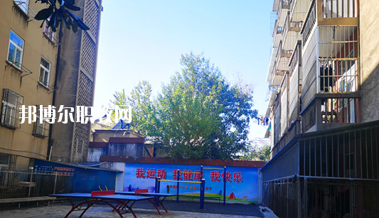 在對(duì)這所學(xué)校進(jìn)行判斷以后，才會(huì)知道不同學(xué)校之間所公布的各方面情況都是不同的，而這些信息也是需要學(xué)生自己去進(jìn)行判斷的，當(dāng)然了其中有關(guān)于學(xué)校的住宿環(huán)境也是需要被學(xué)生所了解的，畢竟這是每個(gè)學(xué)生在學(xué)校的住宿情況。  蕪湖職業(yè)技術(shù)學(xué)院附屬中等職業(yè)學(xué)校住宿條件 學(xué)生宿舍實(shí)行四人間公寓化、封閉式管理，并配有校園公共浴室、住宿條件不錯(cuò)，給學(xué)生提供了一個(gè)舒適、安全的學(xué)習(xí)和生活環(huán)境。  蕪湖職業(yè)技術(shù)學(xué)院附屬中等職業(yè)學(xué)校辦學(xué)條件 學(xué)校坐落在美麗的鏡湖公園和九蓮塘公園中間，是市中心唯一的一所公辦職業(yè)學(xué)校，交通便利，環(huán)境優(yōu)美，生活方便。學(xué)校本著對(duì)教育教學(xué)質(zhì)量和學(xué)生負(fù)責(zé)的態(tài)度，劃定最低錄取線。住校生宿舍條件優(yōu)越，實(shí)行公寓化、封閉式管理。學(xué)校教學(xué)設(shè)備齊全，多媒體電教室、多功能活動(dòng)廳、計(jì)算機(jī)組裝實(shí)驗(yàn)室、數(shù)字化動(dòng)漫實(shí)驗(yàn)室、語(yǔ)言實(shí)驗(yàn)室、實(shí)訓(xùn)賓館、與學(xué)院聯(lián)網(wǎng)的校園網(wǎng)及學(xué)院擁有的實(shí)驗(yàn)實(shí)訓(xùn)室等，為學(xué)生提升動(dòng)手能力、開拓視野創(chuàng)造了得天獨(dú)厚的條件。  蕪湖職業(yè)技術(shù)學(xué)院附屬中等職業(yè)學(xué)校師資力量 近幾年我校一批優(yōu)秀教師、教壇新星脫穎而出，多人次獲國(guó)家、省、市一等獎(jiǎng)項(xiàng)。我?，F(xiàn)有正教授一名，省級(jí)特級(jí)教師一名(同類學(xué)校唯一)，高中級(jí)教師若干。學(xué)校聘請(qǐng)蕪湖職業(yè)技術(shù)學(xué)院專家教授組成教學(xué)督導(dǎo)組實(shí)施教學(xué)督導(dǎo)，對(duì)備課、上課等教學(xué)環(huán)節(jié)進(jìn)行全程質(zhì)量評(píng)估，以督導(dǎo)促教學(xué)、以督導(dǎo)促創(chuàng)新、以督導(dǎo)促規(guī)范，使學(xué)生學(xué)有所成。我校教學(xué)計(jì)劃和課程設(shè)置是由學(xué)院、附校、用人單位、專業(yè)領(lǐng)域?qū)＜宜姆絽⑴c研發(fā)。已形成：頂層設(shè)計(jì)、分層教學(xué)、工學(xué)結(jié)合、系統(tǒng)培養(yǎng)的獨(dú)特教學(xué)模式。嚴(yán)把教學(xué)標(biāo)準(zhǔn)和畢業(yè)生質(zhì)量標(biāo)準(zhǔn)兩個(gè)關(guān)口。  以上所介紹的信息便是有關(guān)于蕪湖職業(yè)技術(shù)學(xué)院附屬中等職業(yè)學(xué)校的住宿情況，就可以知道其實(shí)這所學(xué)校對(duì)于學(xué)生的基本需求是可以滿足的，但是學(xué)生想要選擇其他方面的住宿情況話，就需要學(xué)生提前去對(duì)每所學(xué)校的住宿情況進(jìn)行了解。
