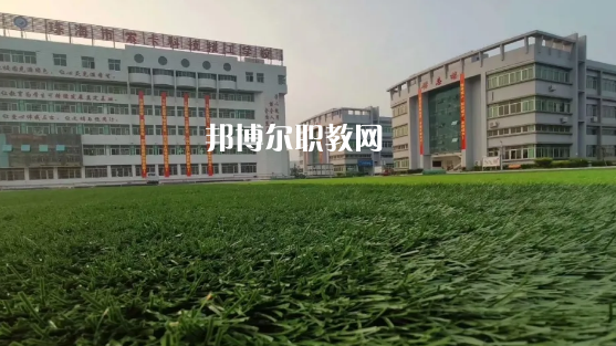 問：珠海索卡科技技工學(xué)校怎么樣、好不好?  答:珠海市索卡科技技工學(xué)校是經(jīng)珠海市人力資源和社會保障局批準(zhǔn)成立，廣東索卡集團(tuán)有限公司創(chuàng)辦的以培養(yǎng)中級技術(shù)人才為主的全日制中等技工學(xué)校。學(xué)校位于粵港澳大灣區(qū)的珠海市后花園高欄港經(jīng)濟(jì)區(qū)平沙鎮(zhèn)，是2020年珠海市西部地區(qū)僅有的一所中等職業(yè)學(xué)校。學(xué)校被列為廣東省足球協(xié)會(珠海)培訓(xùn)實驗基地、珠海市新型技能人才培訓(xùn)基地，珠海市國防與公共安全體驗基地。  珠海索卡科技技工學(xué)校就業(yè) 學(xué)校堅持校企合作的辦學(xué)思路，采取訂單式的人才培養(yǎng)模式，與省市足協(xié)和部分省內(nèi)外高等院校、眾多優(yōu)質(zhì)企業(yè)建立了校企合作關(guān)系，學(xué)生就業(yè)率保持在100%。索卡集團(tuán)以“體育+旅游”產(chǎn)業(yè)開發(fā)為核心，多元化經(jīng)營，業(yè)務(wù)覆蓋體育、游艇、教育、酒店、醫(yī)療、康復(fù)康養(yǎng)、產(chǎn)業(yè)科研、商業(yè)運(yùn)營、資本投資等領(lǐng)域，2019年正在珠海市平沙鎮(zhèn)投資建設(shè)“索卡國際足球小鎮(zhèn)”項目，計劃總投資60億元人民幣。  珠海索卡科技技工學(xué)校 學(xué)校規(guī)劃占地面積205畝，現(xiàn)有建筑面積約3萬平方米，環(huán)境優(yōu)美，交通便利，教學(xué)生活設(shè)施齊全，是一所獨(dú)具特色的技工學(xué)校。學(xué)校建有標(biāo)準(zhǔn)足球場、籃球場、排球場、羽毛球場、乒乓球場等活動場所。有教學(xué)樓、實訓(xùn)樓、學(xué)生公寓樓、學(xué)術(shù)報告廳、學(xué)生社團(tuán)活動中心等教育教學(xué)生活場所。  珠海索卡科技技工學(xué)校管理 學(xué)校管理科學(xué)規(guī)范，采取全封閉軍事化管理模式。學(xué)校有一支既能從事理論教學(xué)，又能指導(dǎo)實訓(xùn)的“雙師型”隊伍。學(xué)校堅持“以就業(yè)為導(dǎo)向、以服務(wù)為宗旨、以質(zhì)量求生存、以管理樹形象、以特色謀發(fā)展，達(dá)到學(xué)生、家長、用人單位滿意”的辦學(xué)理念，根據(jù)市場需求，對接企業(yè)建專業(yè)，對接崗位設(shè)課程，根據(jù)興趣選專業(yè)，與就業(yè)市場緊密對接。  我們的起點(diǎn)可能很低，但我們要有扭轉(zhuǎn)局面的能力，努力把自己的成績提升上去，很多的學(xué)校都是看重統(tǒng)招的分?jǐn)?shù)線的，只有把自己的學(xué)習(xí)提升上了了，你在考試中才能夠游刃有余，一次考試定乾坤，最后選擇有優(yōu)勢的學(xué)校。