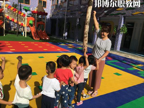隨著我國(guó)人口基數(shù)的大幅上漲，我國(guó)幼兒園的數(shù)量呈現(xiàn)逐年遞增的趨勢(shì)，但符合現(xiàn)在教育標(biāo)準(zhǔn)的專(zhuān)業(yè)性幼兒教師卻少之又少，所以說(shuō)幼兒教師行業(yè)是現(xiàn)目前非常有發(fā)展前途的行業(yè)之一。近日就有不少同學(xué)咨詢(xún)小編關(guān)于成都女生讀幼師學(xué)校學(xué)什么專(zhuān)業(yè)好?女生若是想學(xué)幼師類(lèi)專(zhuān)業(yè)，可以選擇的專(zhuān)業(yè)方向是很多的，在這里就給大家介紹一下。  學(xué)前教育專(zhuān)業(yè)就業(yè)前景 在早期教育方面，0-3歲是人的一生中發(fā)展最重要的時(shí)期。一個(gè)人的學(xué)習(xí)能力的50%是在生命的頭4年中發(fā)展起來(lái)的，初生嬰兒的腦發(fā)育比15歲孩子快1000倍。很多思想和智力是在3歲前打下基礎(chǔ)的。0-3歲是嬰幼兒成長(zhǎng)的關(guān)鍵期：最初的身體素質(zhì)、智力發(fā)展、個(gè)性品質(zhì)的形成于發(fā)展都是從這里開(kāi)始的。越來(lái)越多的家長(zhǎng)開(kāi)始接受并重視早期教育，早期教育在我國(guó)經(jīng)過(guò)10余年的發(fā)展已經(jīng)形成相當(dāng)?shù)囊?guī)模，不僅是大城市，就算是三、四線城市也隨處可見(jiàn)大大小小的“親子園”“親子中心”“早教中心”等早教機(jī)構(gòu)，但專(zhuān)業(yè)的早期教育師資嚴(yán)重不足。  學(xué)前教育專(zhuān)業(yè)就業(yè)崗位 1、教師或兒童顧問(wèn);  2、兒童發(fā)展評(píng)估和指導(dǎo)人員、兒童教育和衛(wèi)生發(fā)展政策制定者、兒童教育咨詢(xún)專(zhuān)家——在有關(guān)政府機(jī)關(guān)、各大醫(yī)院的兒科門(mén)診工作;  3、兒童專(zhuān)欄節(jié)目采編人員——在報(bào)社、雜志社、電臺(tái)電視臺(tái)等媒體工作;  4、各類(lèi)兒童用品開(kāi)發(fā)的專(zhuān)業(yè)顧問(wèn)或市場(chǎng)調(diào)查和分析專(zhuān)業(yè)人士等。  幼師專(zhuān)業(yè)介紹 培養(yǎng)目標(biāo)：本專(zhuān)業(yè)培養(yǎng)熱愛(ài)幼兒教育事業(yè)，能適應(yīng)幼兒教育改革與發(fā)展的需要，關(guān)愛(ài)幼兒，有良好的師德、寬厚的科學(xué)文化知識(shí)和扎實(shí)的學(xué)前教育專(zhuān)業(yè)理論，具有過(guò)硬的專(zhuān)業(yè)技能、教育能力及教育研究的意識(shí)和能力，綜合素質(zhì)高，能在托幼機(jī)構(gòu)從事0-6歲保教、管理工作的幼兒教師。  核心課程：舞蹈，視唱，琴法，樂(lè)理，聲樂(lè)，美術(shù)，鍵盤(pán)和聲與伴奏，幼兒歌曲伴奏，玩教具制作，教師口語(yǔ)，教師禮儀，幼兒游戲與主持，幼兒教育學(xué)，兒童文學(xué)，幼兒衛(wèi)生與保健，幼兒心里學(xué)，幼師英語(yǔ)，珠心算等。  女生讀學(xué)前教育怎么樣 學(xué)前教育前景不錯(cuò)，對(duì)女孩來(lái)說(shuō)尤其是不錯(cuò)的選擇。特別是有品牌的幼兒園，十分吃香。  隨著我國(guó)幼教事業(yè)的迅速發(fā)展，對(duì)于幼兒教師和管理人員的需求驟增，幼師專(zhuān)業(yè)的畢業(yè)生供不應(yīng)求。盡管今年來(lái)全國(guó)各地一些院校增建了學(xué)前教育專(zhuān)業(yè)來(lái)培養(yǎng)幼兒教師，仍然不能滿(mǎn)足整個(gè)社會(huì)的需求。  國(guó)家中長(zhǎng)期教育改革和發(fā)展規(guī)劃綱要(2010-2020年)中指出，到2020年，普及學(xué)前一年教育，基本普及學(xué)前兩年教育，重視0至3歲嬰幼兒教育。大力發(fā)展公辦幼兒園，積極扶持民辦幼兒園。嚴(yán)格執(zhí)行幼兒教師資格標(biāo)準(zhǔn)，依法落實(shí)幼兒教師地位和待遇。  上面關(guān)于成都女生讀幼師學(xué)校學(xué)什么專(zhuān)業(yè)好，小編給大家介紹了。幼教專(zhuān)業(yè)現(xiàn)在已經(jīng)成為了當(dāng)代女生選擇的熱門(mén)的教育行業(yè)之一。因?yàn)橛讕熓呛⒆映砷L(zhǎng)關(guān)鍵的存在，越來(lái)越多的孩子需要受到教育，幼兒教師在今后的道路是很寬廣的。對(duì)于女生來(lái)說(shuō)，幼師專(zhuān)業(yè)還是不錯(cuò)的，因?yàn)閷?lái)從事工作上會(huì)有許多優(yōu)勢(shì)，比較好就業(yè)。