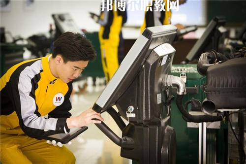 如今，汽修行業(yè)成為了當(dāng)下最熱門的行業(yè)，這已經(jīng)是一個不爭的事實了，很多汽修企業(yè)都需要經(jīng)驗豐富的優(yōu)秀人才，汽修人才缺口很大，這使很多學(xué)生都想報考汽修學(xué)校，近日就有同學(xué)咨詢小編關(guān)于成都設(shè)有汽修學(xué)校的公辦大專學(xué)校?成都有很多公辦大專學(xué)校都開設(shè)了汽修類相關(guān)專業(yè)，在這里小編就給大家簡單介紹一下。  成都紡織高等?？茖W(xué)校辦學(xué)性質(zhì)：公辦大學(xué)  成都紡織高等?？茖W(xué)校簡介 成都紡織高等專科學(xué)校是四川省政府舉辦的全日制普通高等學(xué)校，直屬四川省教育廳，是中國西南地區(qū)唯一獨立建制的紡織類高等學(xué)校，國家骨干高等職業(yè)院校建設(shè)單位、四川省首批示范性高等職業(yè)院校建設(shè)單位。  學(xué)校地處四川省成都市犀浦鎮(zhèn)，校園面積616畝，原成都市世界樂園已改建成為學(xué)校北苑校區(qū)。學(xué)校環(huán)境優(yōu)美，交通便利，設(shè)施優(yōu)良，成灌高鐵、成都地鐵2號線可達(dá)學(xué)校。  成都紡織高等?？茖W(xué)校歷史沿革 學(xué)校前身為創(chuàng)立于1939年的國立中央技藝?？茖W(xué)校，秉承“服務(wù)紡織、服務(wù)社會、服務(wù)學(xué)生、服務(wù)人民”的辦學(xué)理念和培養(yǎng)具有“工程師之素養(yǎng)、技工之身手”的育人傳統(tǒng)，艱苦奮斗，薪火相傳，形成了“敬業(yè)奉獻、民主和諧、自強不息、追求卓越”的學(xué)校精神、“德修于正、學(xué)究于行”的校訓(xùn)、“團結(jié)、勤奮、求實、創(chuàng)新”的校風(fēng)、“范、勤、嚴(yán)、愛”的教風(fēng)、“好學(xué)、善問、勤思、篤行”的學(xué)風(fēng)。  改革開放以來，學(xué)校緊緊抓住我國經(jīng)濟社會和高等教育快速發(fā)展的歷史機遇，深化改革、銳意進取、科學(xué)發(fā)展，辦學(xué)條件不斷改善，辦學(xué)水平顯著提高，為區(qū)域經(jīng)濟社會發(fā)展和我國紡織產(chǎn)業(yè)的發(fā)展做出了應(yīng)有貢獻。  成都紡織高等專科學(xué)校汽車檢測與維修技術(shù)專業(yè) 培養(yǎng)目標(biāo)：本專業(yè)培養(yǎng)適應(yīng)社會主義市場經(jīng)濟發(fā)展需要的、具有良好專業(yè)素質(zhì)和職業(yè)技能的從事汽車檢測、維修及相關(guān)工作的高素質(zhì)、高技能工程應(yīng)用型人才。  主要課程：工程制圖、機械基礎(chǔ)、液壓氣動技術(shù)、發(fā)動機與汽車?yán)碚?、電工與電子技術(shù)基礎(chǔ)、汽車發(fā)動機構(gòu)造與維修、汽車底盤構(gòu)造與維修、汽車故障診斷與維修、汽車電氣設(shè)備構(gòu)造與維修、汽車專項高級技能與訓(xùn)練。  專業(yè)師資：教授2人、副教授5人、講師10人、工程師3人、技師3人。  教學(xué)成果：參加四川省汽車維修與故障診斷技能大賽二等獎;發(fā)表科研論文12篇。  就業(yè)情況：畢業(yè)生主要面向汽車維修及其它汽車服務(wù)業(yè)從事汽車檢測、維修及相關(guān)技術(shù)服務(wù)工作。  就業(yè)率近5年保持在95%以上，畢業(yè)后半年平均收入3094元/月、專業(yè)相關(guān)度71%。  上面關(guān)于成都設(shè)有汽修學(xué)校的公辦大專學(xué)校，小編簡單的介紹了，公辦學(xué)校的優(yōu)勢在于，在收費和政府支持上有一定的優(yōu)勢，無論你上的是公辦學(xué)校還是民辦學(xué)校，同學(xué)們都要記住，重要的不是你上的是什么學(xué)校，而是你真正能在學(xué)校學(xué)到些什么東西，這才是最重要的事情。