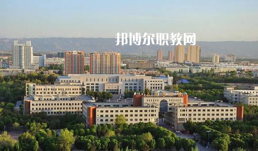 新疆石河子衛(wèi)生學(xué)校2021年有哪些專業(yè)?我們知道同學(xué)們在選擇專業(yè)的時候?qū)嶋H上專業(yè)比學(xué)校更重要，對于同學(xué)們來說在選擇專業(yè)的時候是需要慎重的。  新疆石河子衛(wèi)生學(xué)校專業(yè)設(shè)置 學(xué)校設(shè)有：護理學(xué)、藥劑學(xué)、檢驗學(xué)三大專業(yè)。其中護理學(xué)：有中專和大專兩種，大專為石河子大學(xué)在該校委培專業(yè)，頒發(fā)石河子大學(xué)的畢業(yè)證書。  新疆石河子衛(wèi)生學(xué)校學(xué)校優(yōu)勢 學(xué)校地址位于石河子市中心位置，旁邊為石河子市人民醫(yī)院(農(nóng)八師石河子市人民醫(yī)院)也是石河子的120急救中心。步行至石河子市游憩廣場只需要10分鐘，學(xué)校地理位置屬于石河子市市中心。交通發(fā)達。  學(xué)習(xí)優(yōu)勢：每門課程都有專業(yè)的老師帶教，在每個假期，都將組織學(xué)生參與臨床見習(xí)，增加學(xué)生的臨床經(jīng)驗。  其他優(yōu)勢：每一位在校生，都可以申請國家貧困助學(xué)金，國家撥款，每人每年1500元，均發(fā)至學(xué)生手上，解決了學(xué)生的基本溫飽問題，為貧困學(xué)生創(chuàng)造了學(xué)習(xí)條件。  另：南疆三地州學(xué)生、農(nóng)村籍學(xué)生、貧困生(非城市、城鎮(zhèn)戶口)可以申請減免學(xué)費，每人每年減免2000元，即只需繳納400元，即可上學(xué)，完成貧困學(xué)生學(xué)習(xí)的心愿。學(xué)生可以使用半價火車票往返，每年4次。  新疆石河子衛(wèi)生學(xué)校學(xué)校榮譽 學(xué)校以治校嚴(yán)謹(jǐn)，講求質(zhì)量，辦學(xué)成績斐然而著稱。多年來被石河子市評為“精神文明先進單位”、“民族團結(jié)先進單位”、“衛(wèi)生綠化先進單位”、“綜合治理先進單位”、“招生先進集體”，“德育教育先進學(xué)校”。 2000年通過兵團《中等醫(yī)學(xué)主要專業(yè)設(shè)置》評估;2003年通過兵團《中等職業(yè)學(xué)校合格評估》;2002年被國家教育部首批確定為“全國護理專業(yè)示范點學(xué)校”;2003年教育部評估為“全國重點中等職業(yè)學(xué)校”;2004年教育部確定為全國“護理專業(yè)領(lǐng)域技能型人才培養(yǎng)培訓(xùn)基地”，同時，被國家教育部列為“全國衛(wèi)生職業(yè)教學(xué)模式研究課題組學(xué)校”、“面向二十一世紀(jì)全國衛(wèi)生職業(yè)學(xué)校系列教改教材編輯委員會”學(xué)校. 2005年4月，參加“全國護理教學(xué)改革成果展示賽”榮獲團體“二等獎”和“組織獎”。2005年12月被教育教育部評為“全國護理教學(xué)改革先進學(xué)校”。  小編為同學(xué)們整理好了學(xué)校的招生專業(yè)，同學(xué)們可以仔細(xì)的看看，對于同學(xué)們自己來說選擇一個適合自己的專業(yè)是非常重要的事情的哦，這樣才能保證后期的就業(yè)的哦。