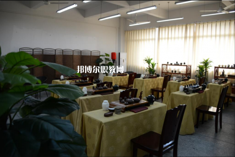 重慶工藝美術(shù)學(xué)校2022年學(xué)費(fèi)、收費(fèi)多少