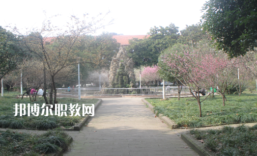 湖北汽車工業(yè)實驗技工學(xué)校2022年報名條件、招生要求、招生對象