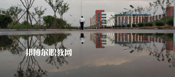 青島西大技工學(xué)校地址在哪里，哪個(gè)地區(qū)，哪個(gè)城市?