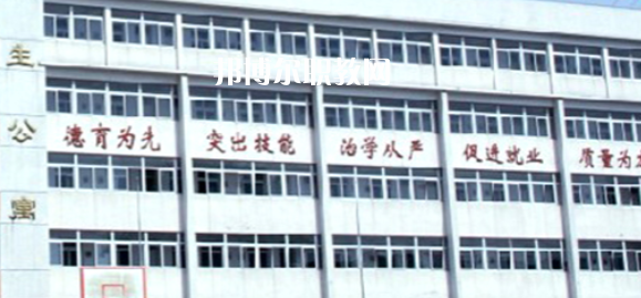 南京市公用事業(yè)技工學(xué)校學(xué)費(fèi)：*********，具體各專業(yè)學(xué)費(fèi)明細(xì)如下，希望對(duì)大家有幫助，邦博爾小編整理的南京市公用事業(yè)技工學(xué)校學(xué)費(fèi)信息僅供參考，如有變動(dòng)，以學(xué)校官方最新消息為準(zhǔn)。  一、南京市公用事業(yè)技工學(xué)校學(xué)費(fèi)多少錢(學(xué)費(fèi)明細(xì)) 1、南京市公用事業(yè)技工學(xué)校各專業(yè)學(xué)費(fèi)收費(fèi)標(biāo)準(zhǔn)  2、南京市公用事業(yè)技工學(xué)校住宿費(fèi)標(biāo)準(zhǔn)：500元/學(xué)年  3、南京市公用事業(yè)技工學(xué)校資助政策  學(xué)校嚴(yán)格按物價(jià)局核定的標(biāo)準(zhǔn)收費(fèi)，在校生享受政府免學(xué)費(fèi)政策。符合條件的優(yōu)秀學(xué)生和貧困生，按規(guī)定享受國(guó)家勵(lì)志獎(jiǎng)學(xué)金和助學(xué)金。  學(xué)校實(shí)行獎(jiǎng)學(xué)金制度，對(duì)比亞迪冠名班，開(kāi)沃集團(tuán)南京金龍冠名班，天泓冠名班和品學(xué)兼優(yōu)的優(yōu)秀學(xué)生給予獎(jiǎng)勵(lì)。  二、南京市公用事業(yè)技工學(xué)校簡(jiǎn)介 多年來(lái)，學(xué)校與一百多家企事業(yè)單位建立了用人協(xié)作關(guān)系，為畢業(yè)生建立了暢通的就業(yè)渠道，部分專業(yè)已采用“定單式定向委培”輸送就業(yè)。  2004年以來(lái)，每年就業(yè)率始終在98.5%以上，畢業(yè)生就業(yè)去向主要為公交行業(yè)，如南京公交、中北巴士、新城巴士等;  汽車制造行業(yè)，如南京南汽集團(tuán)MG汽車制造公司、南京長(zhǎng)安汽車制造公司等;  汽車銷售(4S店)和維修行業(yè)如江蘇天泓汽車服務(wù)有限公司、南京朗馳集團(tuán)有限公司和江蘇省外事旅游汽車公司汽車修理總廠、南京新港汽車維修公司等。