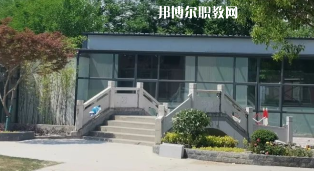 泰州市姜堰區(qū)江淮職業(yè)高級中學(xué)地址在哪里，哪個地區(qū)，哪個城市?