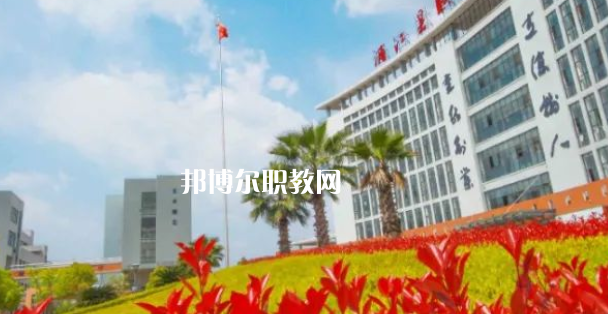 浦江縣職業(yè)技術(shù)學(xué)校招生計劃人數(shù)根據(jù)專業(yè)不同，計劃也是不同的，例如：幼兒保育招生40人，學(xué)前教育招生57人，普職融通招生150人，工藝美術(shù)招生150人，淘寶美工招生40人，等等，邦博爾小編為大家整理了浦江縣職業(yè)技術(shù)學(xué)校招生計劃人數(shù)詳細內(nèi)容，信息僅供參考，如有變動，以學(xué)校官方最新消息為準(zhǔn)。  一、浦江縣職業(yè)技術(shù)學(xué)校招生計劃一覽表 二、浦江縣職業(yè)技術(shù)學(xué)校招生情況 1、浦江縣職業(yè)技術(shù)學(xué)校招生條件、要求  遵紀(jì)守法、熱愛勞動、文明禮貌、樸實誠信;  無疾病、無傳染病、無慢性病史、無犯罪史、無嚴(yán)重違紀(jì)史;  身體健康，學(xué)生品行端正。  2、浦江縣職業(yè)技術(shù)學(xué)校招生對象  招收應(yīng)屆、歷屆初中畢業(yè)及以上文化程度的學(xué)生  三、浦江縣職業(yè)技術(shù)學(xué)校簡介 學(xué)校有全國職教名師、省特級教師、大師名家、省市教壇新秀、省技術(shù)能手、市學(xué)科帶頭人40多人。智慧校園管理系統(tǒng)、體育館、圖書館、電子閱覽室、校內(nèi)外實訓(xùn)基地等，教學(xué)設(shè)施一應(yīng)俱全。  學(xué)校設(shè)有浦江縣職業(yè)技能培訓(xùn)中心和職業(yè)技能鑒定中心。  四、浦江縣職業(yè)技術(shù)學(xué)?？诒?校友評價：浦江縣職業(yè)技術(shù)學(xué)校辦學(xué)特色鮮明，教學(xué)設(shè)施一應(yīng)俱全，為本地經(jīng)濟建設(shè)和社會發(fā)展培養(yǎng)高技能人才。  校友評價：浦江縣職業(yè)技術(shù)學(xué)校教學(xué)設(shè)備比較齊全，老師工作認(rèn)真，領(lǐng)導(dǎo)班子心齊。