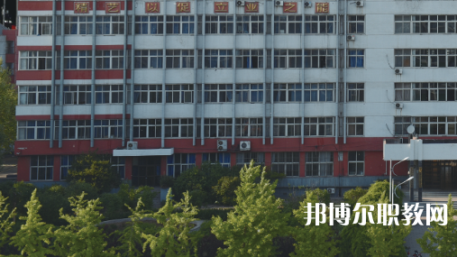開灤技師學院招生計劃?每年學校在招生季節(jié)都會公布自己的招生計劃，那么學生們在對學校所進行選擇的時候，是可以具體看看一所學校的招生計劃，然后再看看學校所公布的招生要求是否是自己可以滿足的，從而決定對學校的報讀。  一、開灤技師學院招生計劃一覽表 二、開灤技師學院招生情況 1、開灤技師學院招生條件、要求  身高:1.55米以上。  體重:不低于50公斤，高限不超過標準體重的50%。  視力:裸眼視力左右均在4.7(含47)以上，砂眼左右無第二期三個“十”者，無色弱、色盲者。  耳病:無化膿性中耳炎者。  聽力:左右兩側均大于80%(包括80%分貝)。  鼻病:無萎縮性鼻炎及較重肥大性鼻炎者。  血壓:90mmHg<收縮壓<140mmHg、60mmHg<舒張壓<90mmHg  心臟:二級收縮期雜音以下和心率在90次/分以下者。  肺臟:無慢性支氣管炎 支氣管哮喘、肺結核、結核性胸膜炎等呼吸系統(tǒng)慢性病。  腹部無任何腫物和肝、脾不腫大者(肝大一公分以內(nèi)功能正常者除外)。  對紋身者,面部、頸部紋身直徑不超過2cm，著短裝身體其他裸露部位直徑不超過3cm。面部、頸部紋身直徑超過2cm或其他部位超過3cm的，不合格;如本人能夠積極處理，可視為合格。  輔助檢查、胸透、化驗正常者。  其他:無殘疾、無駝背、無畸形、無較重之扁平足或拇指外翻 無腿部或精索靜脈曲張者,無難治或面積較大之皮膚疾病,無痔或漏者，無疝氣者，無多發(fā)性淋巴腺腫大者，無較重慢性病者，無不適合招錄崗位所要求的身體條件者。  2、開灤技師學院招生對象  中考生和往屆生，  三、開灤技師學院簡介 學校服務河北省能源、裝備制造等傳統(tǒng)產(chǎn)業(yè)升級，服務京津冀產(chǎn)業(yè)智慧化水平提升的發(fā)展需求，瞄準河北省新興產(chǎn)業(yè)、現(xiàn)代服務業(yè)創(chuàng)新發(fā)展戰(zhàn)略，對接能源(煤炭)，裝備制造、現(xiàn)代服務業(yè)等產(chǎn)業(yè)設置專業(yè)，開設電氣自動化設備安裝與維修、煤礦技術、電子商務、計算機網(wǎng)絡技術等專業(yè)16個。  2020年突出發(fā)展現(xiàn)代服務業(yè)的要求，增設《幼兒教育》專業(yè)。經(jīng)過幾年發(fā)展，逐步形成“裝備制造業(yè)與現(xiàn)代服務業(yè)共同主導、傳統(tǒng)產(chǎn)業(yè)與新興產(chǎn)業(yè)雙輪驅動的發(fā)展格局”相適應的專業(yè)布局。  四、開灤技師學院口碑 校友評價：開灤技師學院地理位置優(yōu)越，交通十分方便。  校友評價：開灤技師學院畢業(yè)生就業(yè)前景光明。