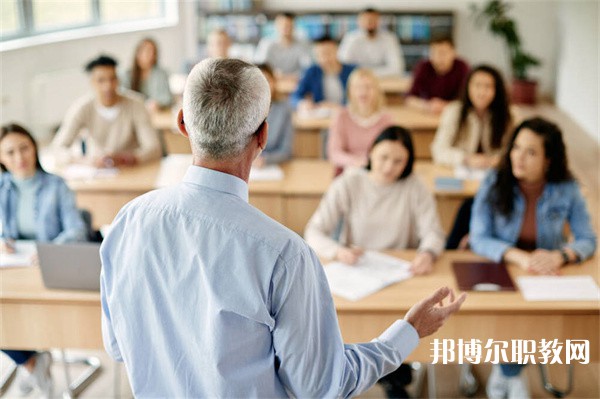 湖南哪里的中專學(xué)校能讀智能機器人專業(yè)